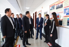 时任山东省委教育工委副书记，省教育厅党组副书记、副厅长冯继康参观信仰长廊